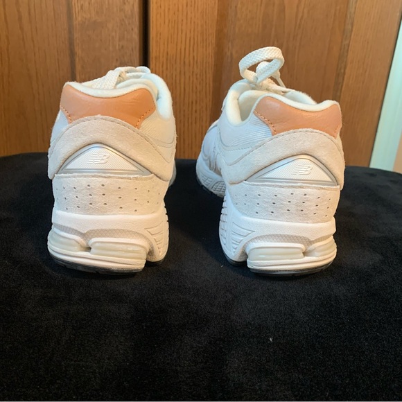 New Balance 2002R Women Size 8.5 US / Men 7 US - Picture 5 of 10